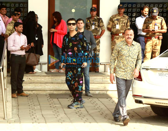 photos sara ali khan kartik aaryan deepika padukone and others snapped at the airport 6