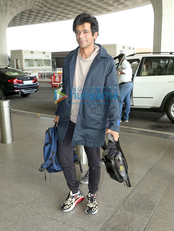 photos sophie choudry and sunil grover snapped at the airport 4
