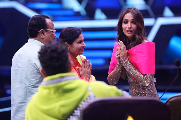 Malaika Arora graciously accepts a beautiful paithani saree and a nathni from a contestant's parents on India’s Best Dancer Malaika Arora graciously accepts a beautiful paithani saree and a nathni from a contestant's parents on India’s Best Dancer