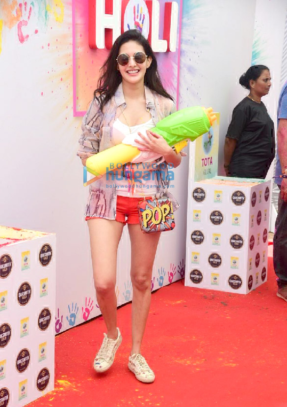 photos amyra dastur akshay oberoi and nucleya attend the zoom holi party 2020 1