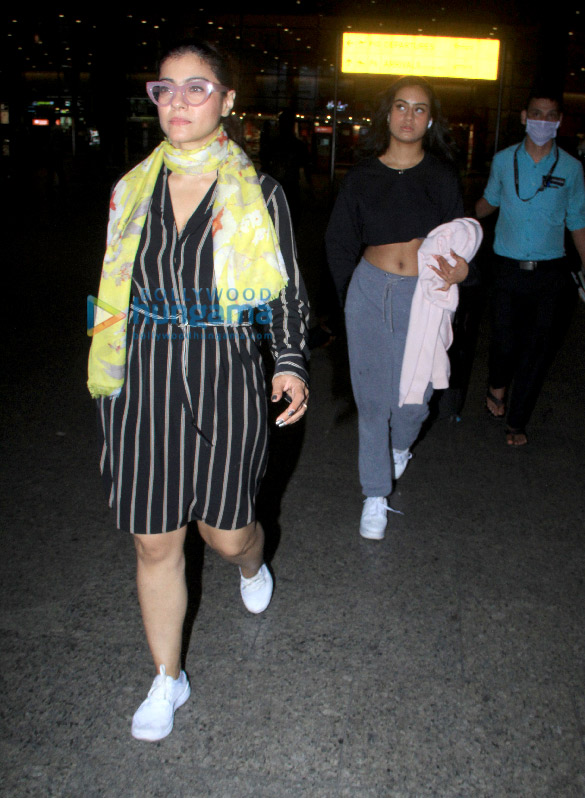 photos kajol snapped with daughter nysa devgn at the airport 3