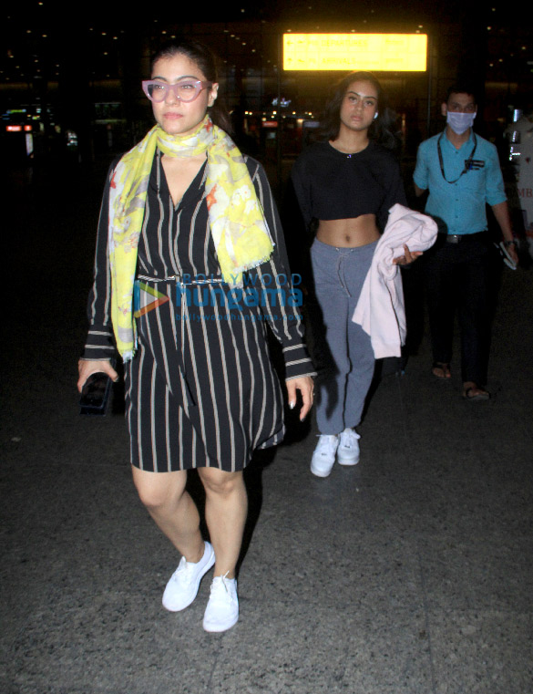 photos kajol snapped with daughter nysa devgn at the airport 6