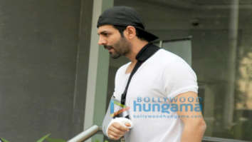 Photos: Kartik Aaryan snapped at Hinduja Hospital