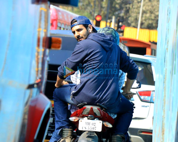 photos kartik aaryan snapped on a bike in andheri 2
