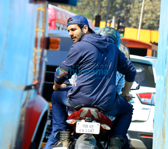 photos kartik aaryan snapped on a bike in andheri 3