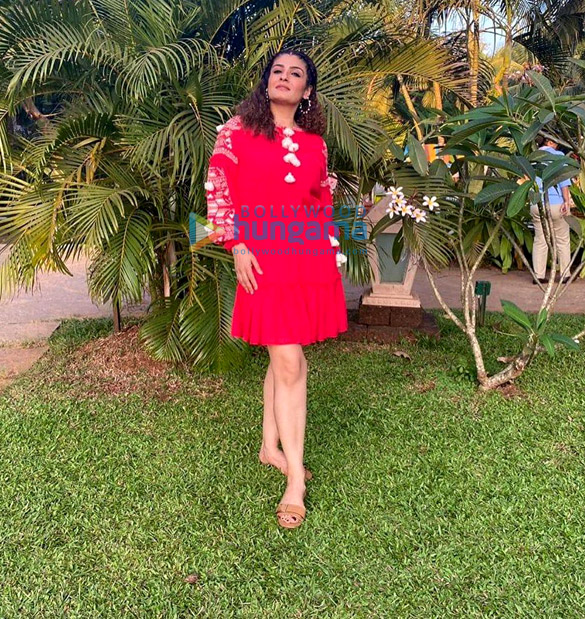 photos raveena tandon poses for pictures 2
