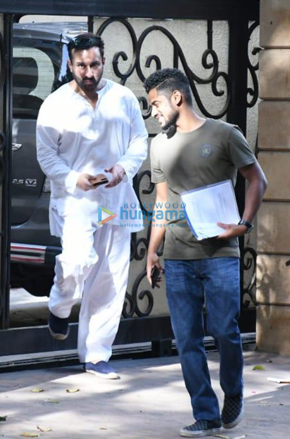 photos saif ali khan and taimur ali khan spotted in bandra 2 2
