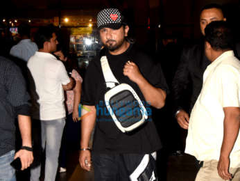 Photos: Sara Ali Khan, Daisy Shah, Ranveer Singh and others snapped at the airport