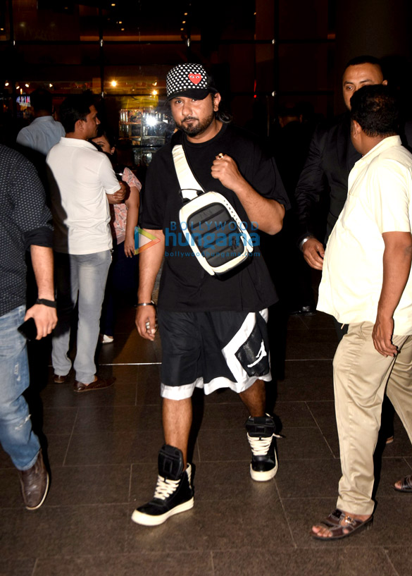 photos sara ali khan daisy shah ranveer singh and others snapped at the airport 4