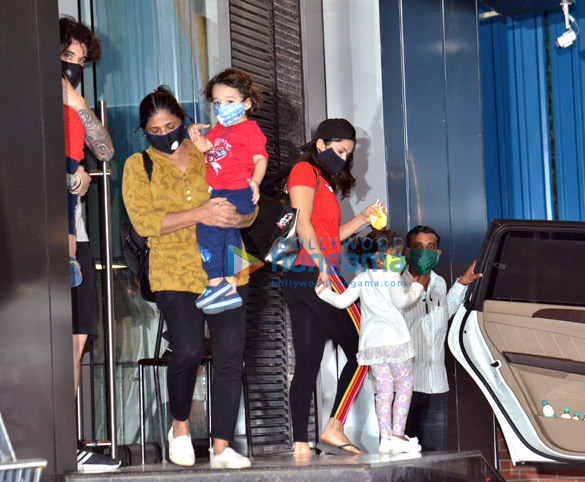 Photos: Sunny Leone and family spotted in Juhu Photos: Sunny Leone and family spotted in Juhu