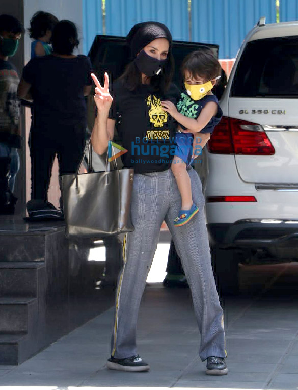 photos sunny leone snapped with her kids at play school in juhu 2 5