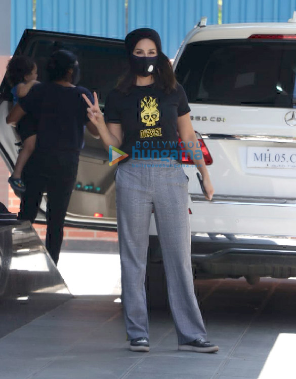 photos sunny leone snapped with her kids at play school in juhu 6