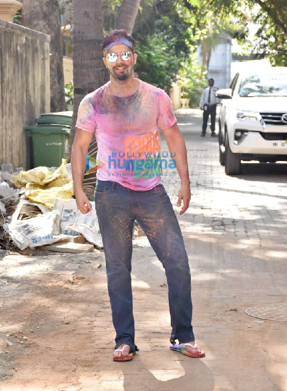 photos varun dhawan natasha dalal siddhanth kapoor and rahul bose snapped at aarti shettys holi party 6