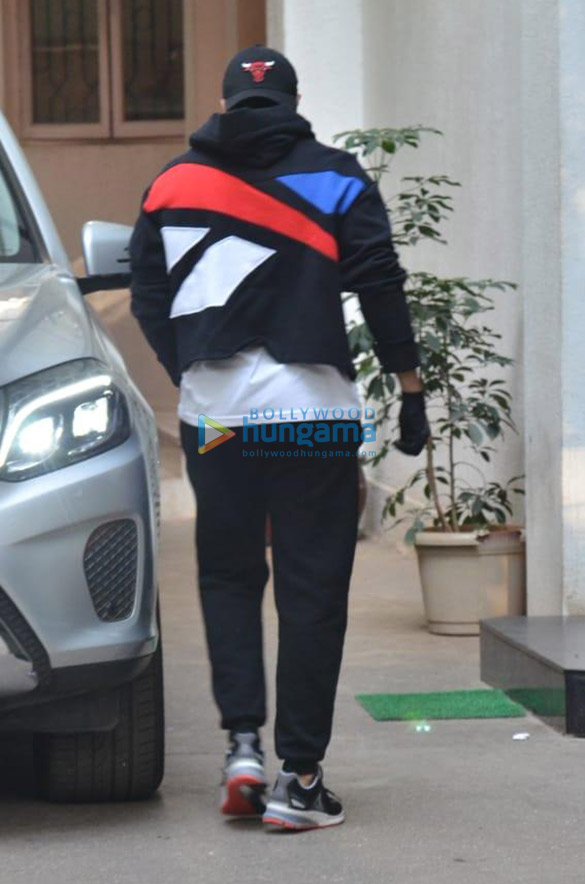 photos varun dhawan snapped at a dubbing studio in juhu 3 3