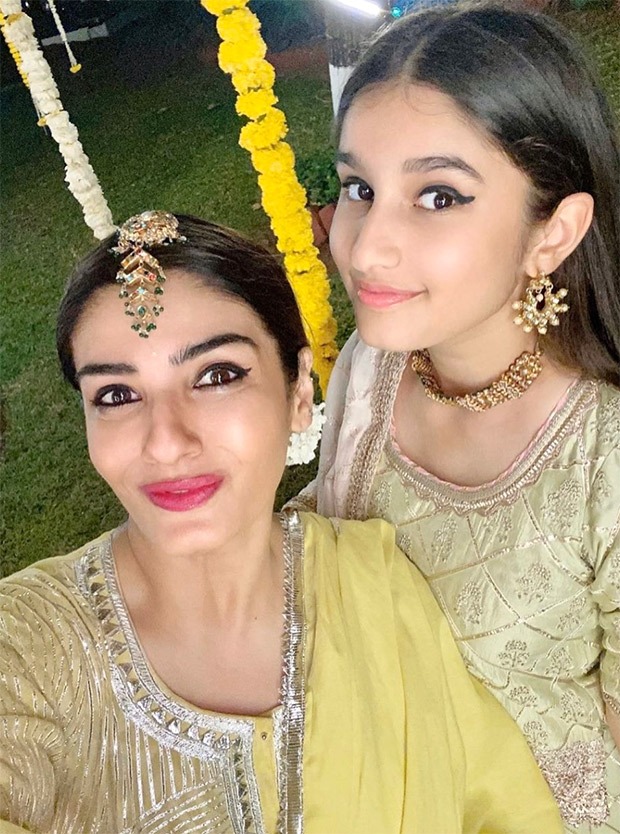 Raveena Tandon takes an auto to her niece’s mehendi ceremony, watch video Raveena Tandon takes an auto to her niece’s mehendi ceremony, watch video