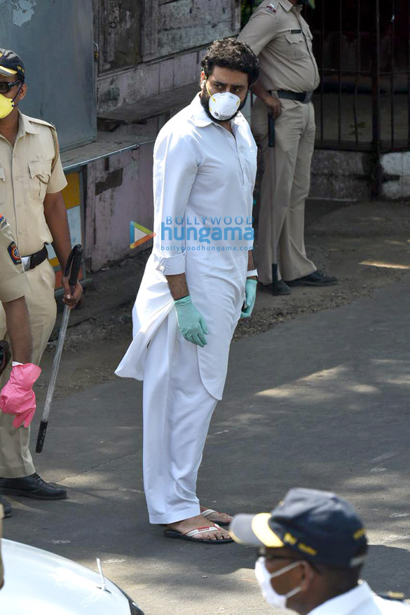 photos celebs attend rishi kapoors funeral 1