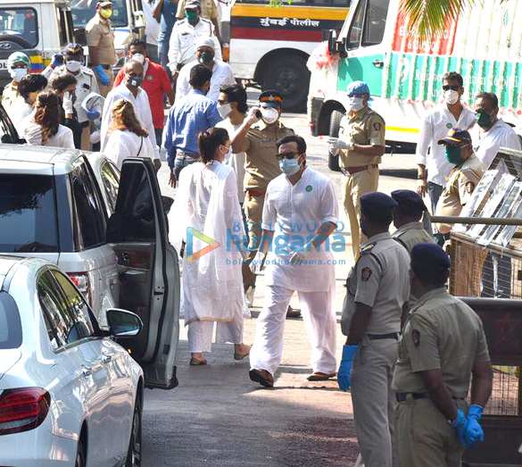 photos celebs attend rishi kapoors funeral1 6