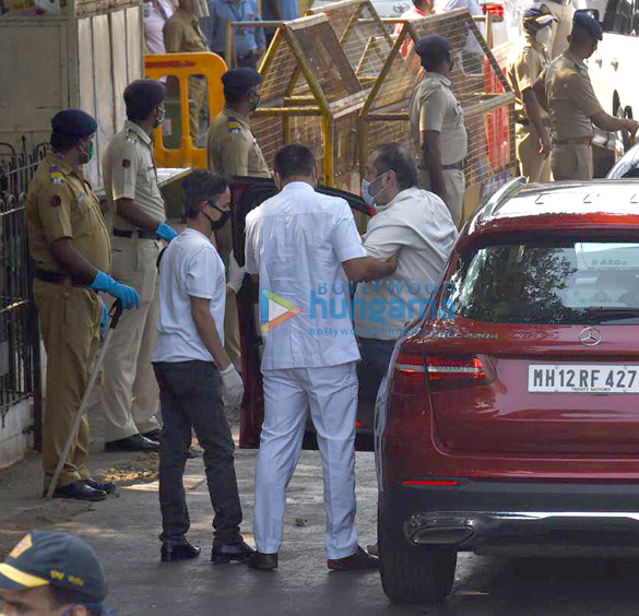 photos celebs attend rishi kapoors funeral1 7