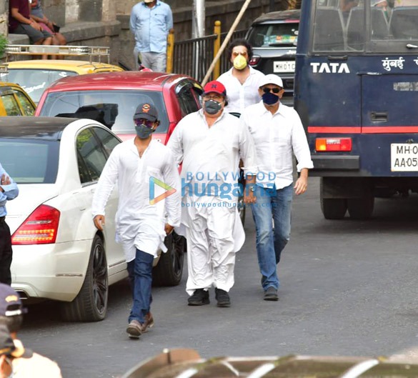 photos celebs attend rishi kapoors funeral3 2