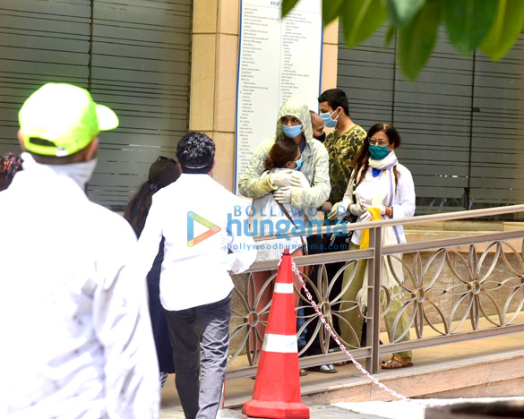 photos irrfan khans mortal remains taken for burial from the hospital 1