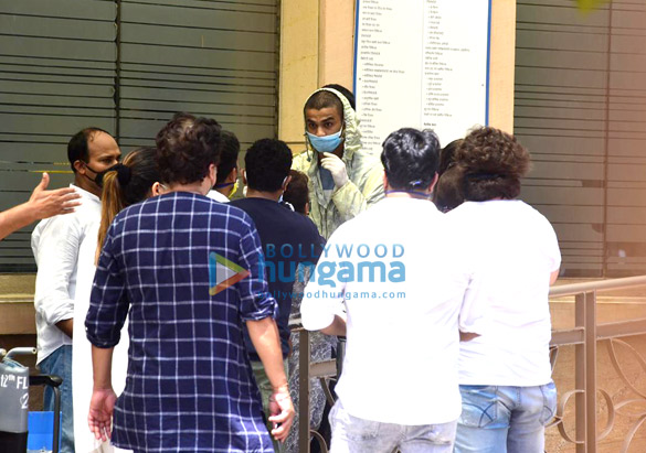 photos irrfan khans mortal remains taken for burial from the hospital 4