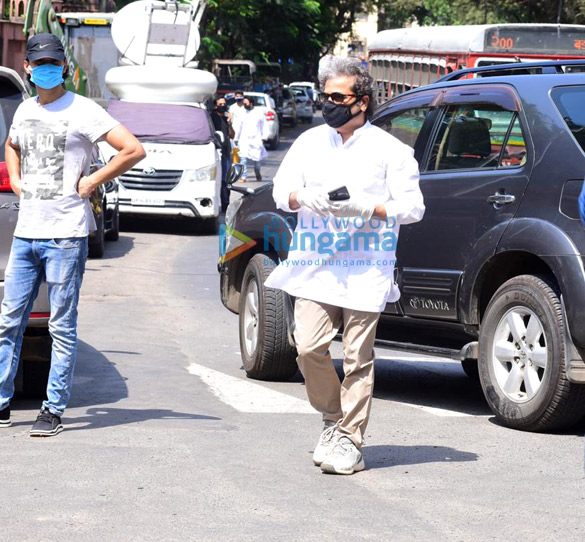 photos irrfan khans mortal remains taken for burial from the hospital 5