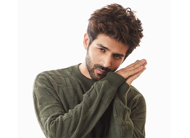 Kartik Aaryan wishes a couple on their wedding anniversary and makes their day