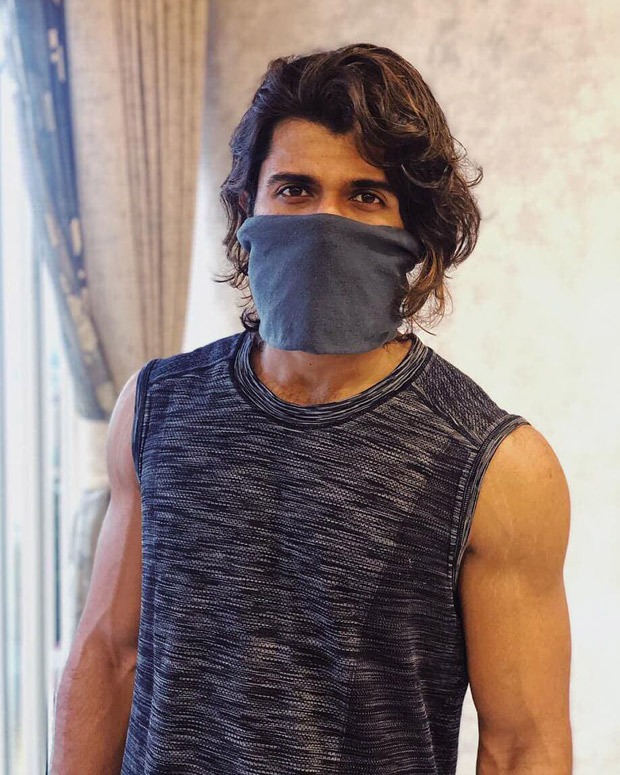 Vijay Deverakonda urges people to use scarfs and cloths to use as masks, says 'Leave medical masks for doctors' Vijay Deverakonda urges people to use scarfs and cloths to use as masks, says 'Leave medical masks for doctors'