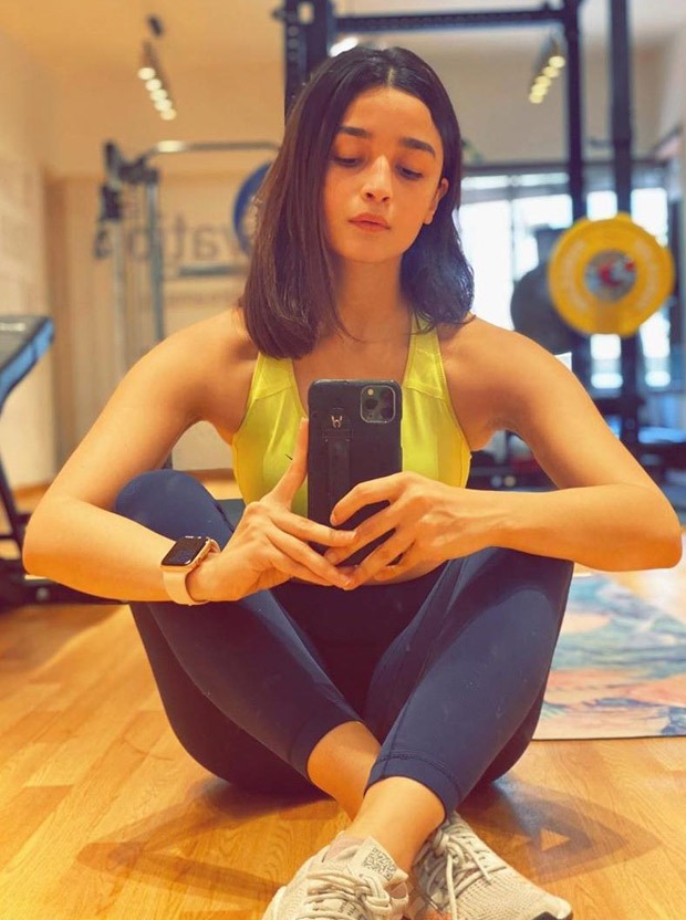 Alia Bhatt chopped her hair with the help of a loved one, internet guesses it's Ranbir Kapoor 