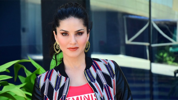 CRAZY – Sunny Leone identifies Hindi films based on the cast | Good Newwz | Kalank | Dilwale CRAZY – Sunny Leone identifies Hindi films based on the cast | Good Newwz | Kalank | Dilwale