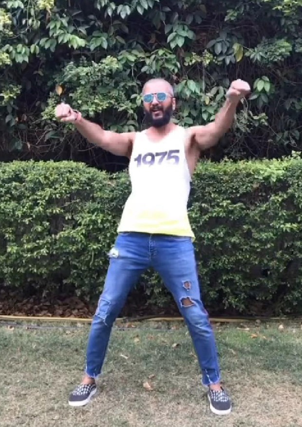 Riteish Deshmukh grooves to the beats of 'Dil Mein Baji Guitar' in new TikTok video Riteish Deshmukh grooves to the beats of 'Dil Mein Baji Guitar' in new TikTok video