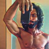 Shahid Kapoor flaunts his chiseled six-pack abs in this throwback picture from Padmaavat