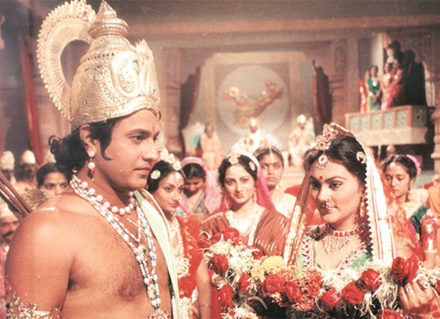 A train would make an unscheduled halt for people to watch Ramayan together at Rampur