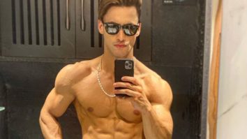 Asim Riaz flaunting his six pack abs in a shirtless mirror selfie is breaking the internet!