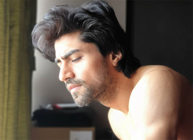 WATCH Harshad Chopda performs handstand pushups with perfection and we’re stupefied!