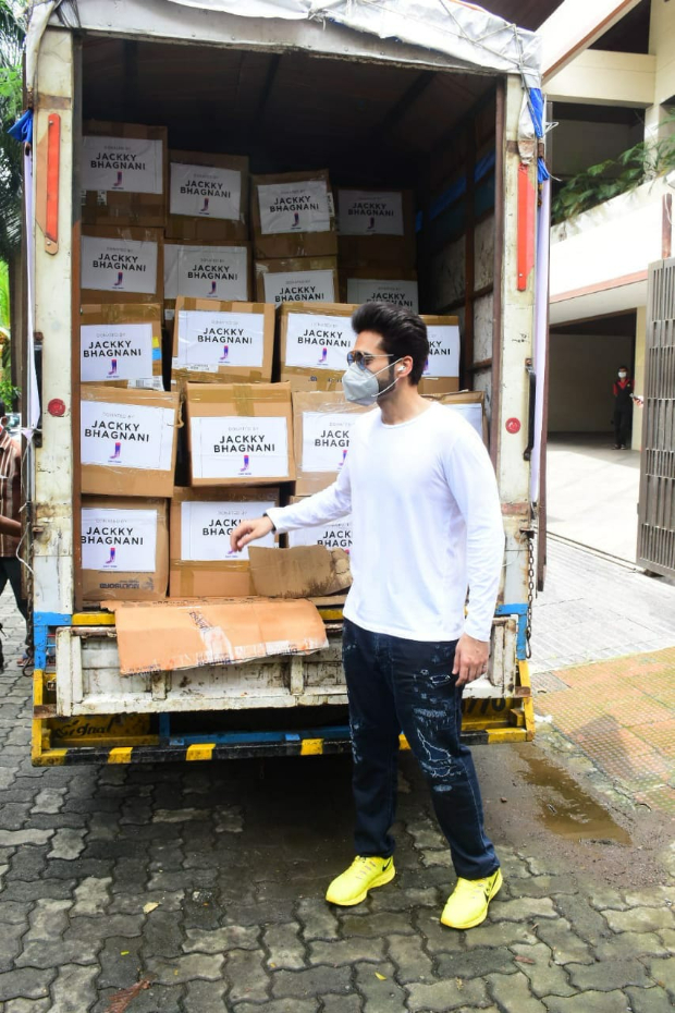 Jackky Bhagnani donates one month of essential groceries to 600 dancer’s families