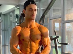 Asim Riaz says, “No day offs”, as he flaunts his taut muscles