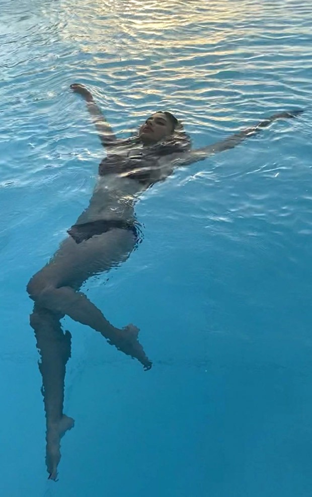 Mouni Roy sizzles in black bikini as she goes swimming  Mouni Roy sizzles in black bikini as she goes swimming