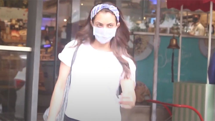 Seema Khan spotted at food hall in Khar