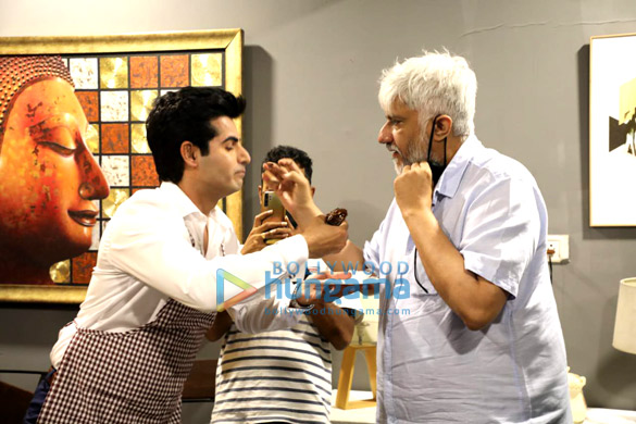 vikram bhatt sandeepa dhar and krishna bhatt celebrate omkar kapoors birthday on sets of dirty games 3