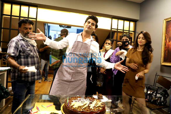 vikram bhatt sandeepa dhar and krishna bhatt celebrate omkar kapoors birthday on sets of dirty games 5