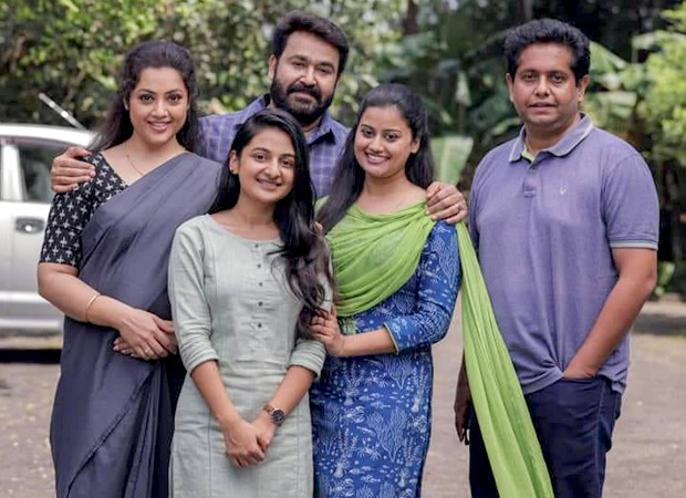 Drishyam 2: Picture of Mohanlal posing with his onscreen family on the ...