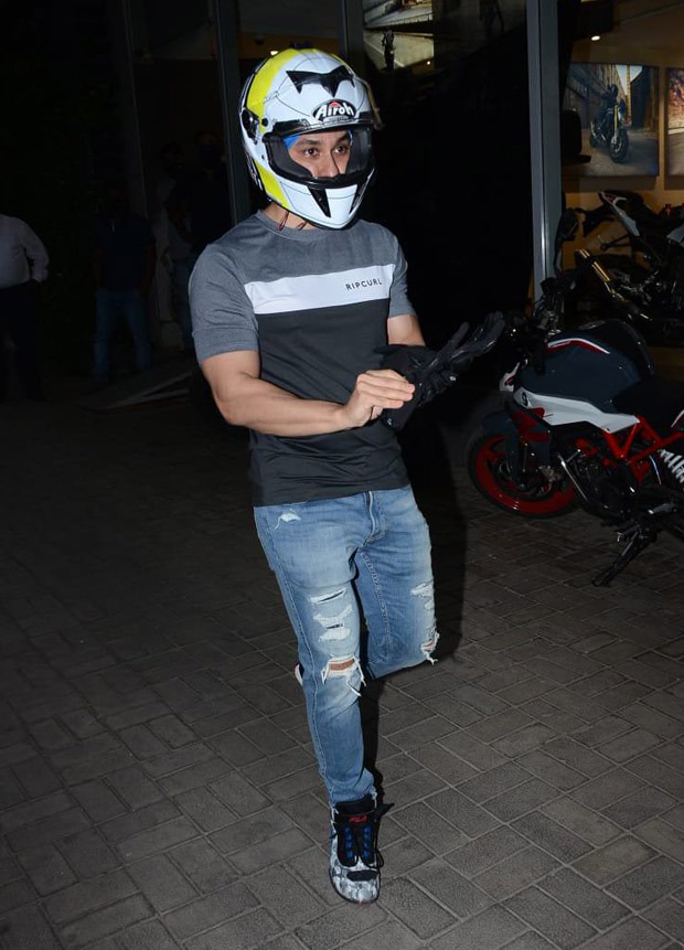 PICTURES: Kumal Kemmu purchases a BMW R2150 bike worth over Rs. 26 lakhs