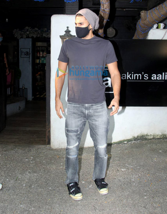 Photos: Aditya Roy Kapur spotted at Hakim’s Aalim salon in Bandra Photos: Aditya Roy Kapur spotted at Hakim’s Aalim salon in Bandra