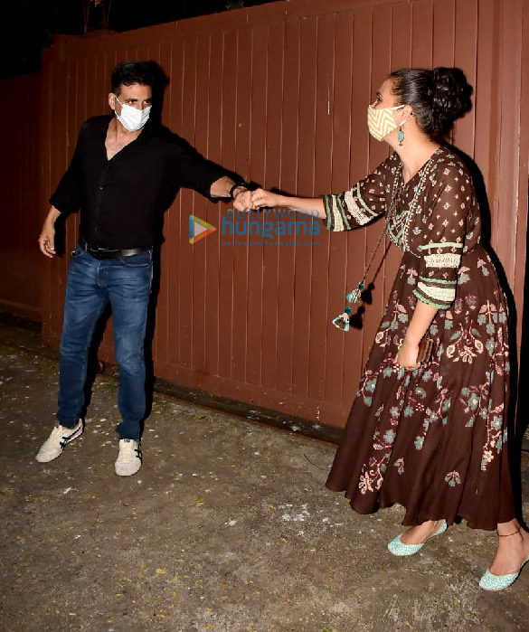 photos akshay kumar huma qureshi bhumi pednekar others snapped at lara duttas house party in bandra 6