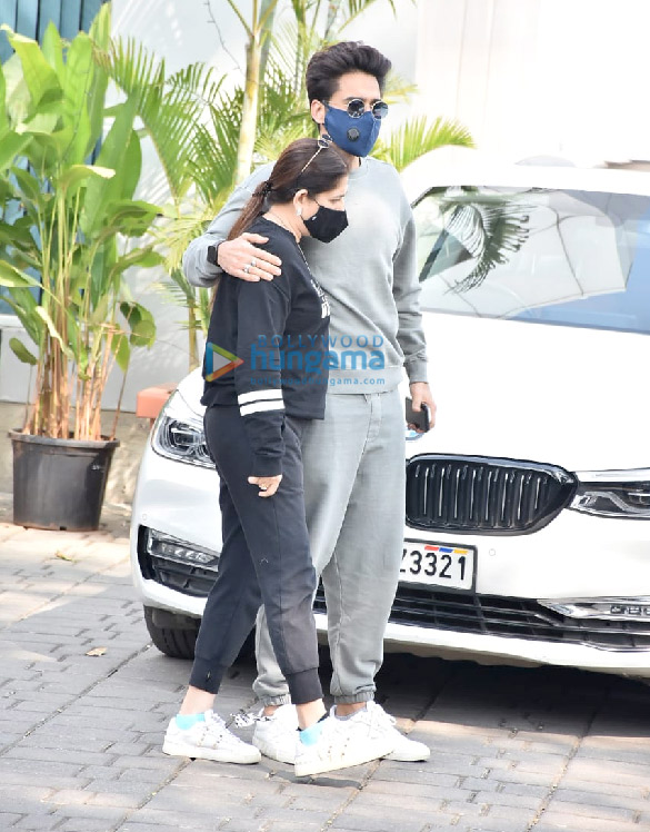 photos akshay kumar jackky bhagnani and shabina khan snapped at the kalina airport 2