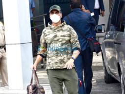 Photos: Akshay Kumar, Kiara Advani, Tusshar Kapoor and Shabina Khan snapped at the Kalina Airport