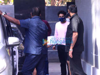 Photos: Akshay Kumar snapped with Jackky Bhagnani at Pooja Entertainment office in Juhu