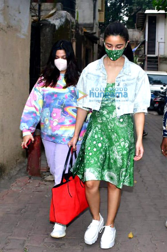 photos alia bhatt spotted with sister and mom in bandra 3