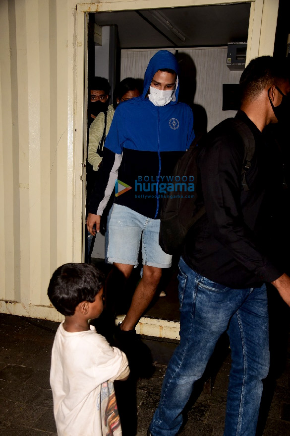 photos ananya panday siddhant chaturvedi and deepika padukone snapped at gateway of india in mumbai 2